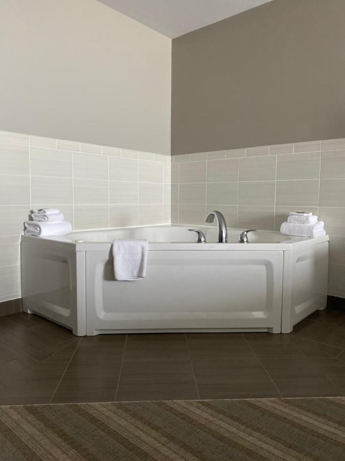 Country & By Radisson, Bemidji, Mn 3*