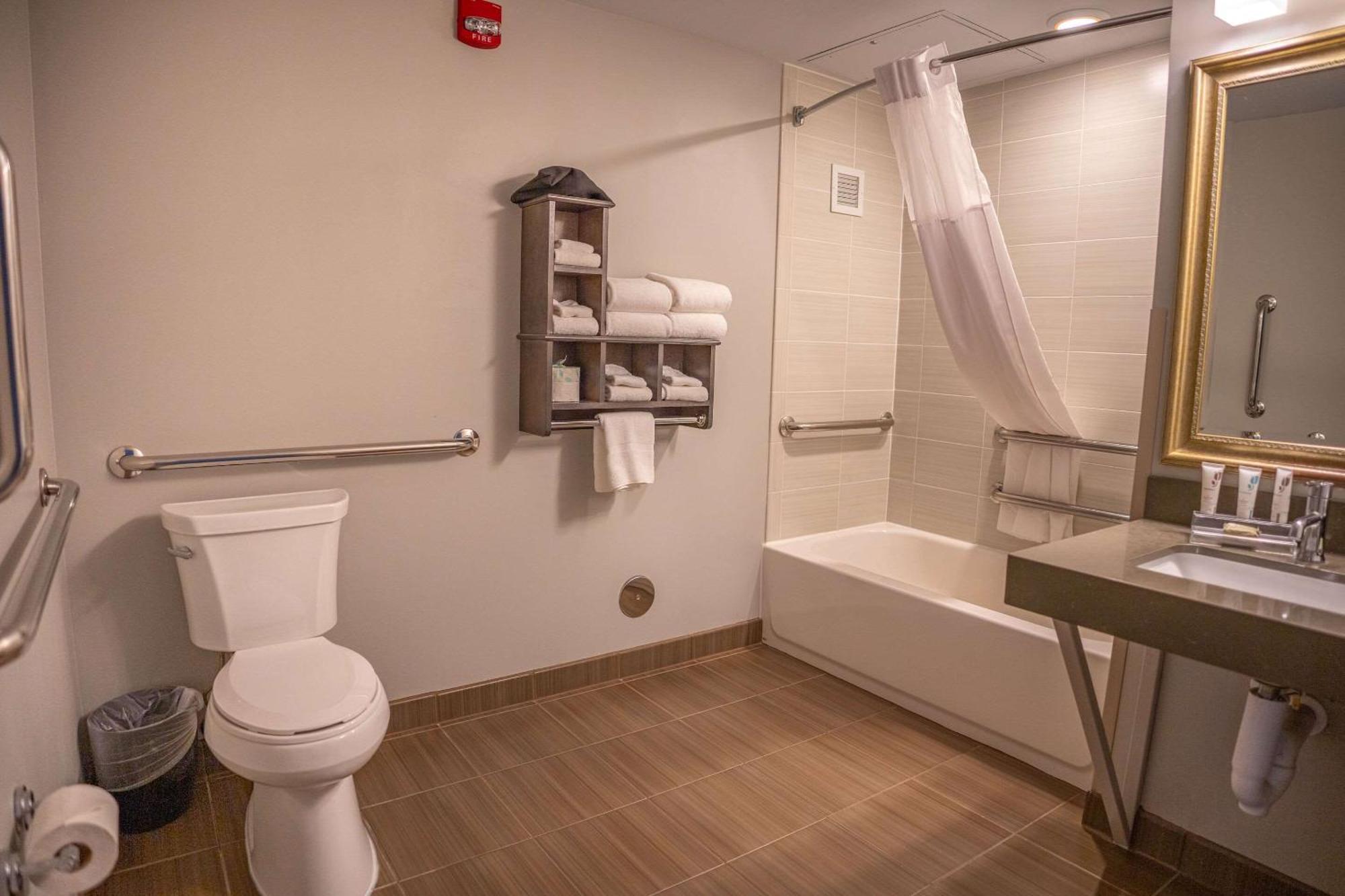Hotel Country & By Radisson, Bemidji, Mn 3*