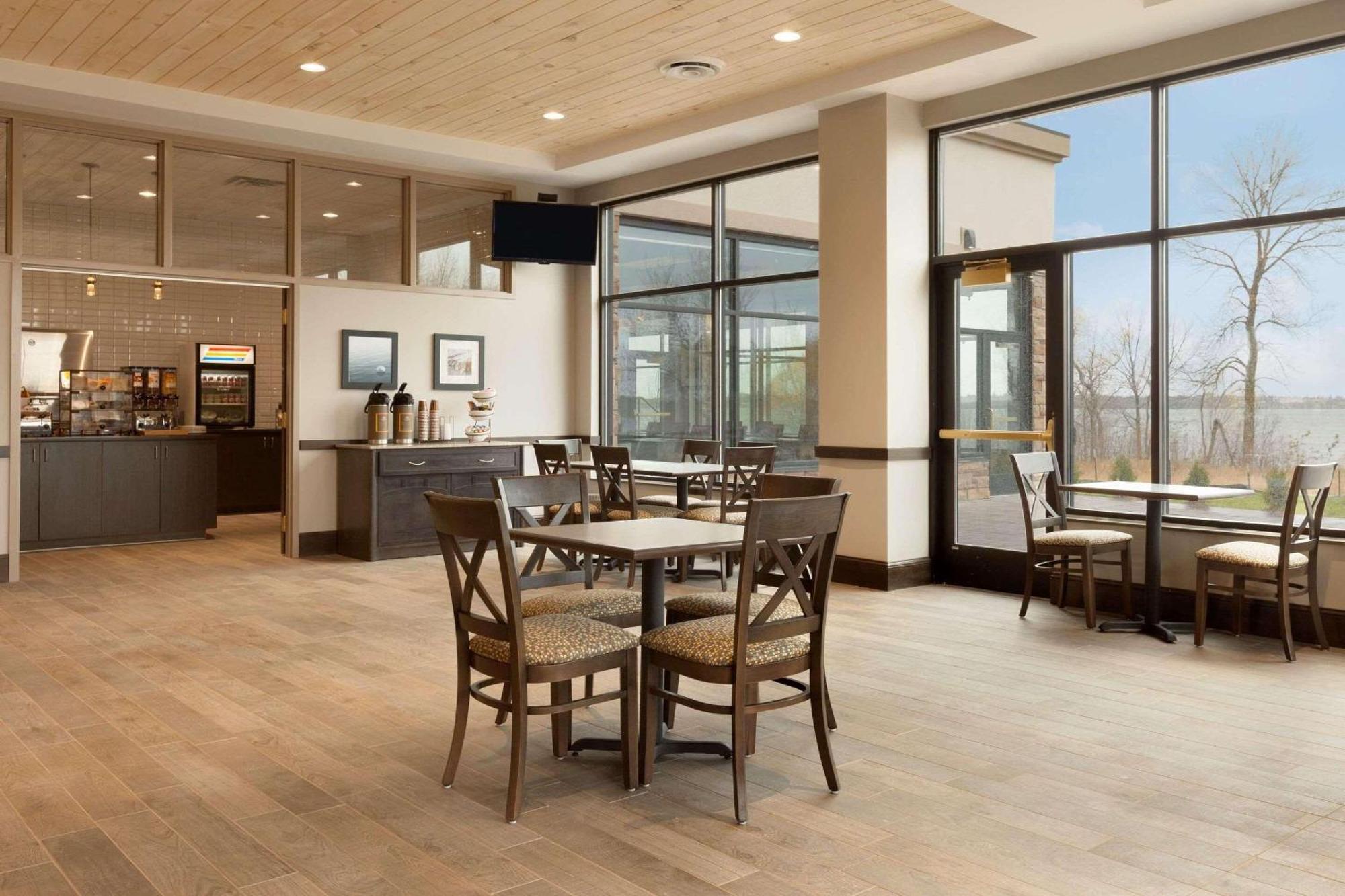 Hotel Country & By Radisson, Bemidji, Mn